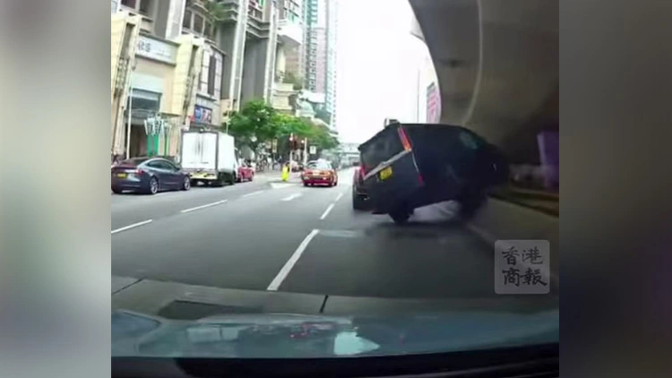 有片｜轉彎過頭 汽車直上半米石壆 網友：泊得靚