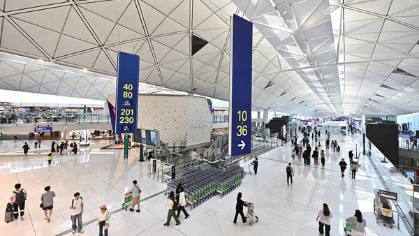 機管局：即日起香港出發航班 乘客只可帶兩個外置充電器上機