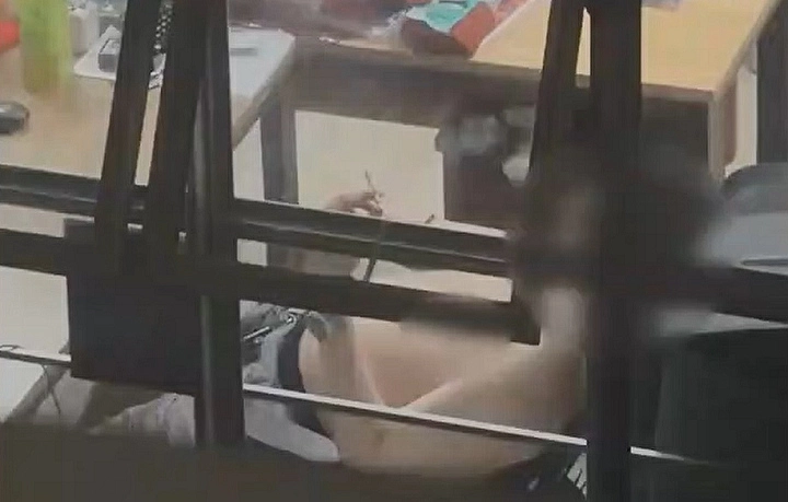 有片｜男子觀塘工廈掉煙蒂落街被捕 網民怒罵：宏福苑事件後仲唔生性