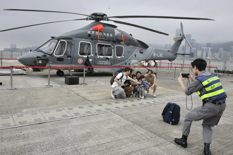有片丨政府飛行服務隊今辦開放日 吸引一家大細老友記入場參觀