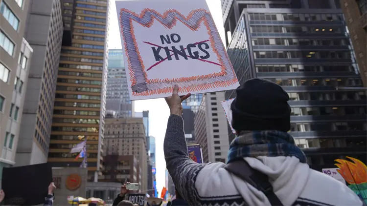 洛杉磯10萬人參加「不要國王」抗議 多人被捕