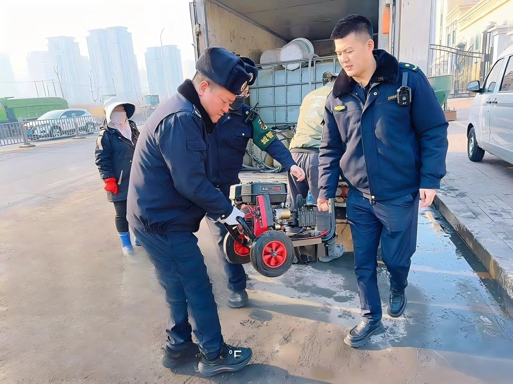 哈市香坊區新香坊街道「亮劍」佔道經營 長效治理煥城市新貌