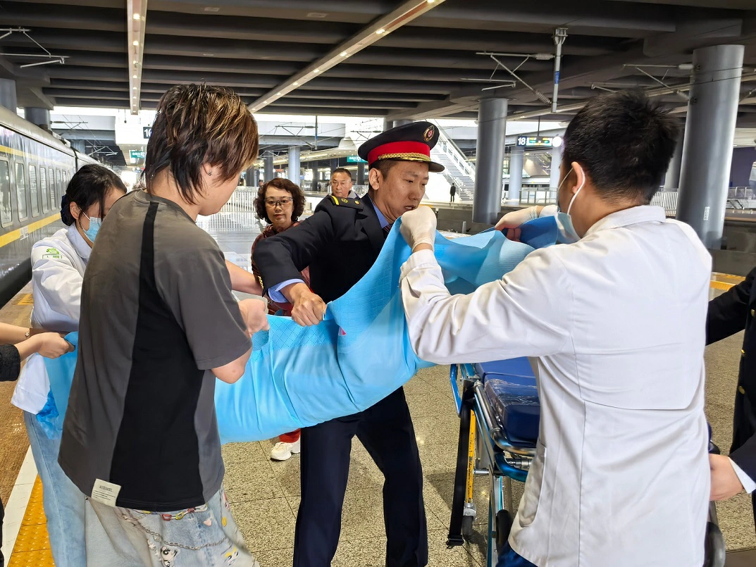 生命護航在路上  Z12次列車暖心接力護送重症旅客