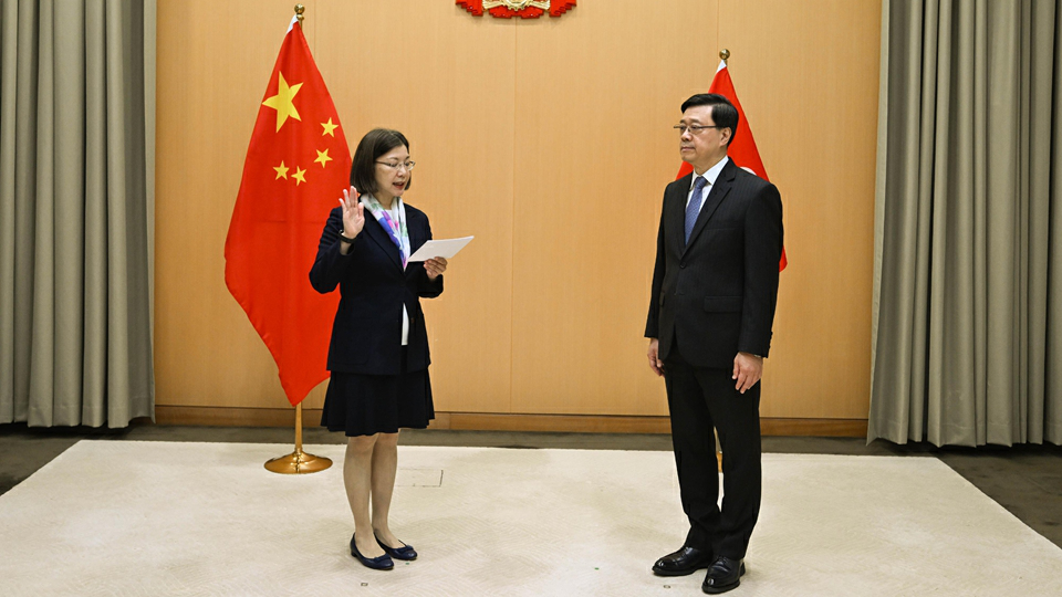 李家超監誓 謝小華宣誓就任政制及內地事務局局長