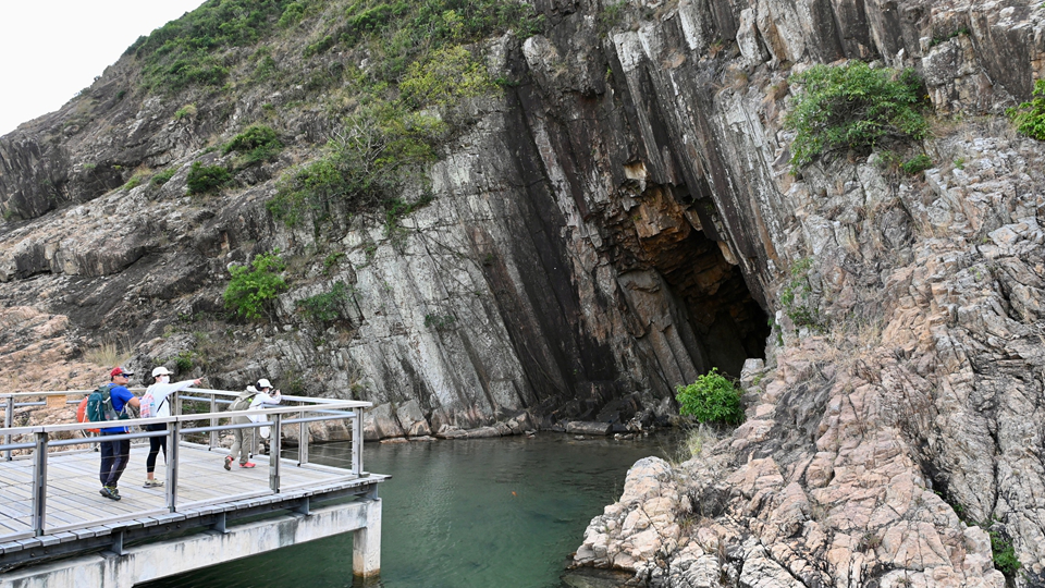 漁護署提醒遊人假期注意郊遊安全 勿接近危險位置 以免發生意外