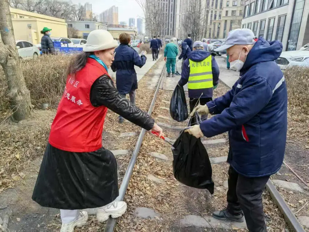 哈市香坊區民生路街道辦事處以春整為契機攻堅整治鐵路沿線環境難題
