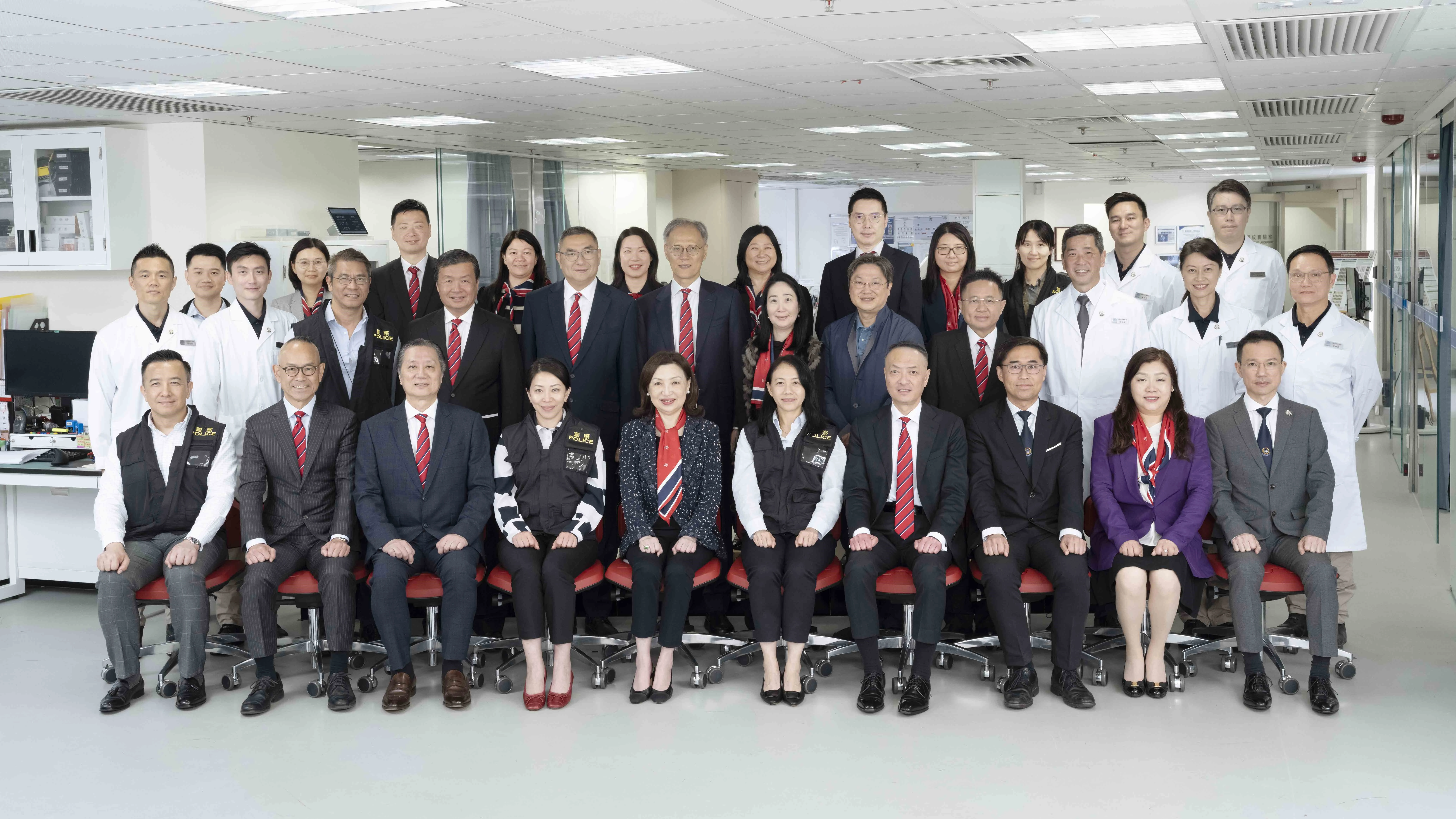 監警會前往鑑證科 了解警隊最新鑑證技術和設施