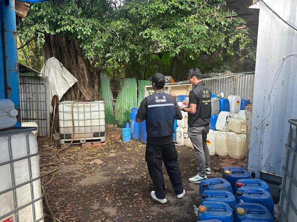 海關元朗新田打擊非法加油站 檢4700公升未完稅汽油