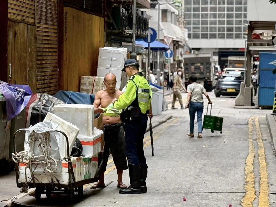 警方派發反光背心及手袖 保障回收業從業員生命安全