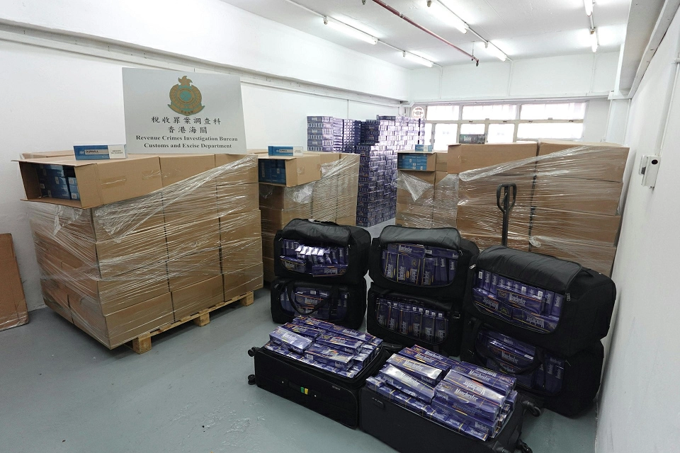 海關搗破兩私煙倉 拘兩男檢1600萬元私煙