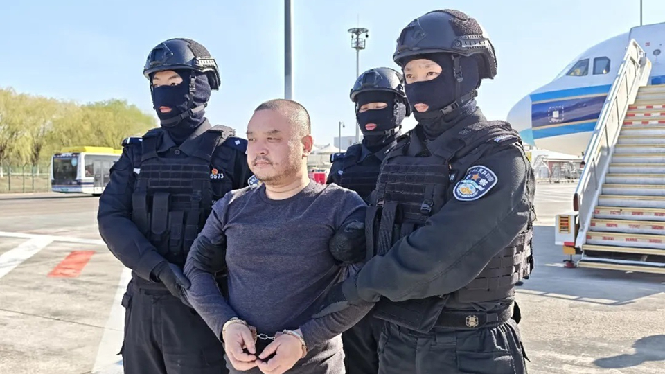 陳志犯罪集團核心骨幹成員李雄被從柬埔寨押解回國