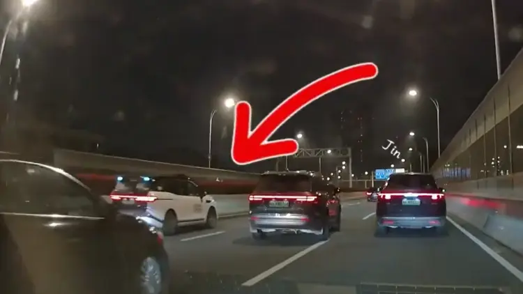 武漢交警通報多輛「蘿蔔快跑」行駛中突然停擺