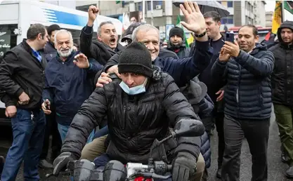 伊朗總統和外長再次在德黑蘭街頭公開現身 