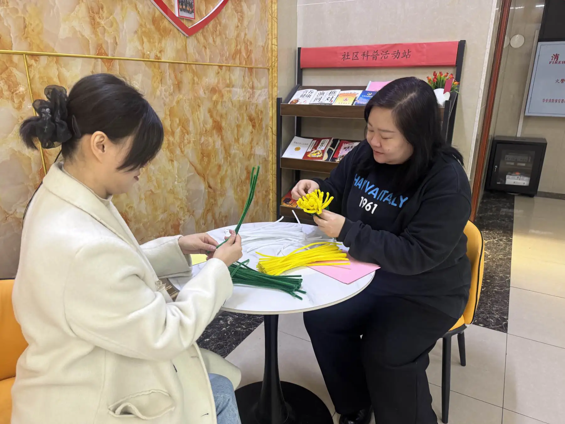 哈市香坊區上東社區開展文明祭祀手工制菊活動