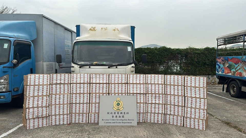 海關長假期前夕打擊私煙行動 拘一男檢5670萬元私煙