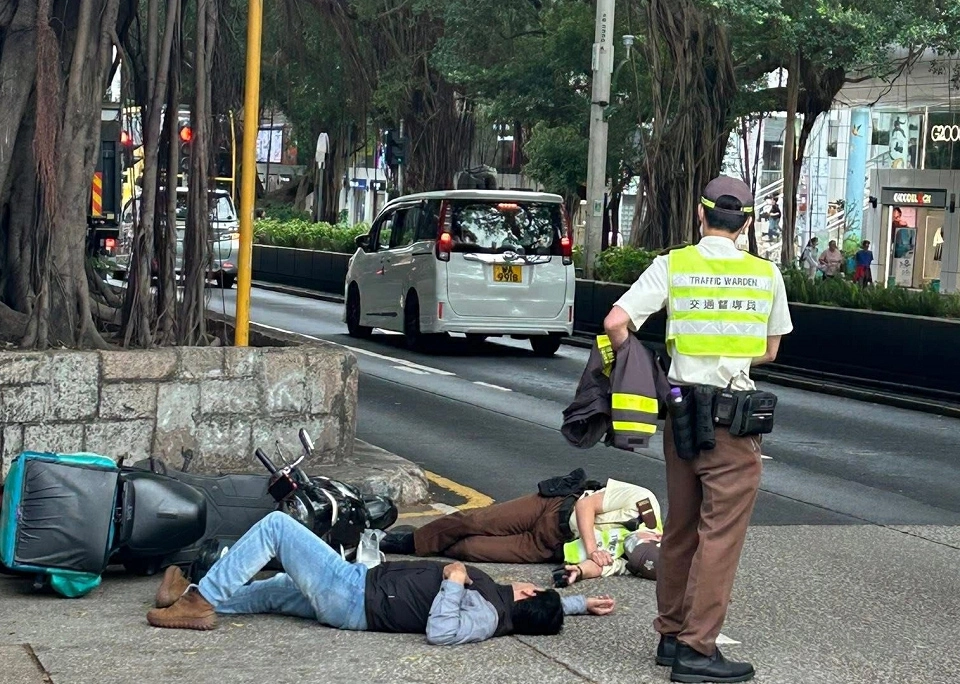 有片〡尖沙咀交通督導員抄牌遇襲捱車撞 違泊鐵騎士涉兩罪被捕