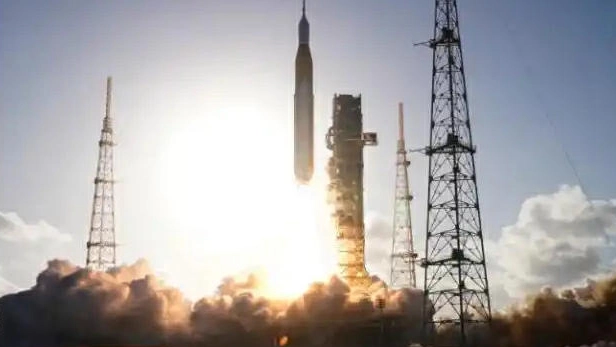 美國執行載人繞月任務火箭發射升空