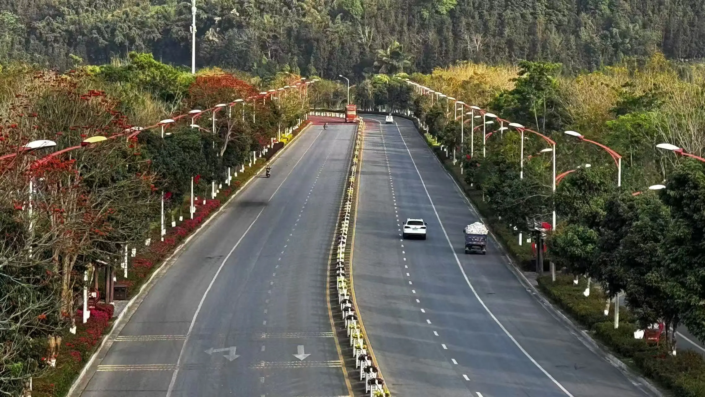 苗繡入畫，山水為居：從屏邊看大灣區旅居新選擇