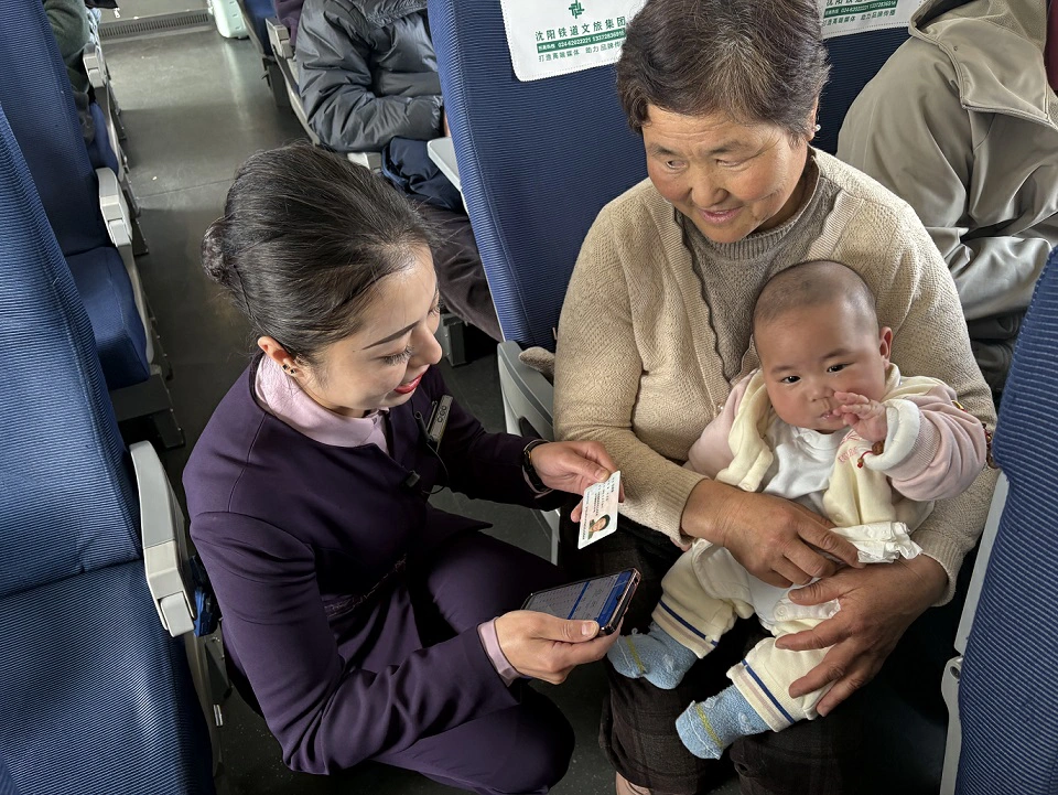 G1228次次列車上演溫情一幕：「臨時媽媽」守護老人寶寶平安歸途