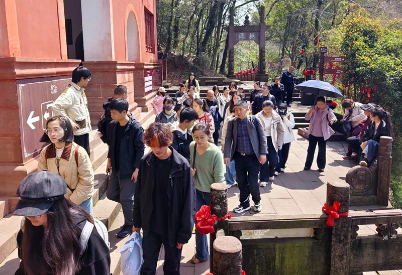 賞春景觀「鰲魚」看煙花  皖休寧齊雲山端出春假「逍遙套餐」