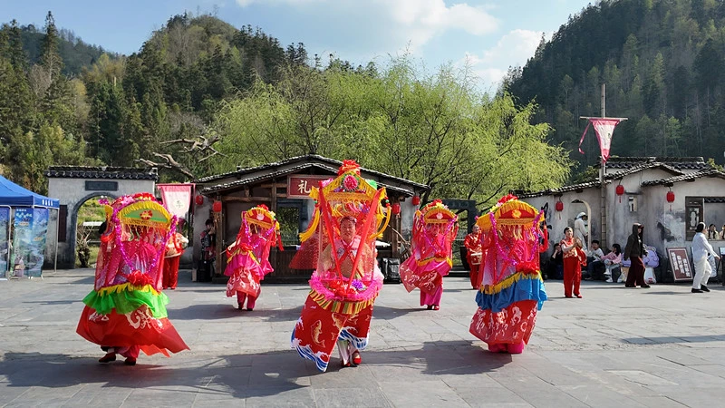 皖黟縣西遞鎮：古村徽韻釀春酒  春假文旅醉遊人