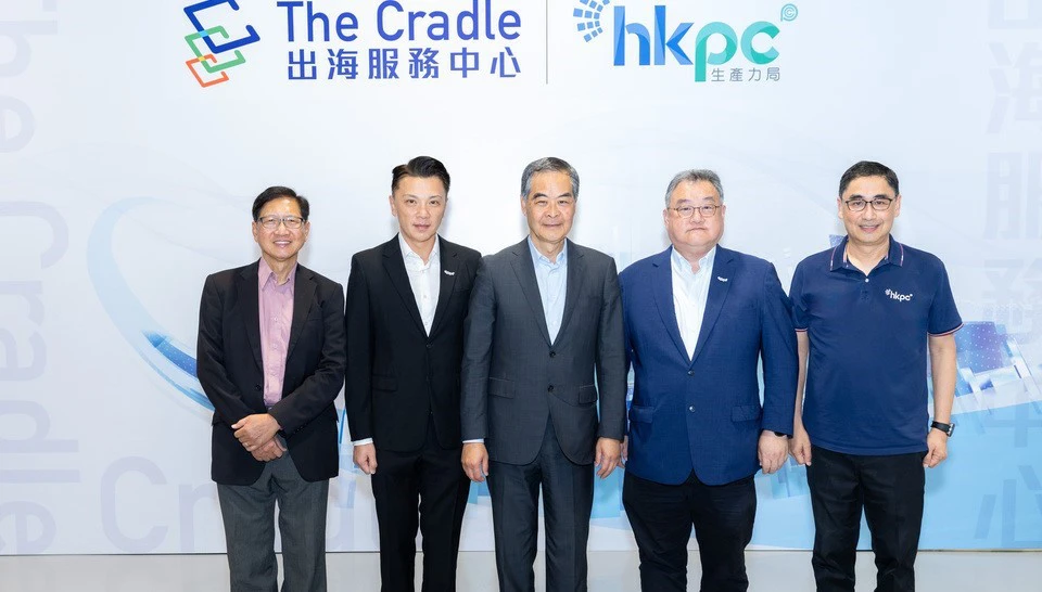 梁振英到訪生產力局 共商科技創新服務國家戰略