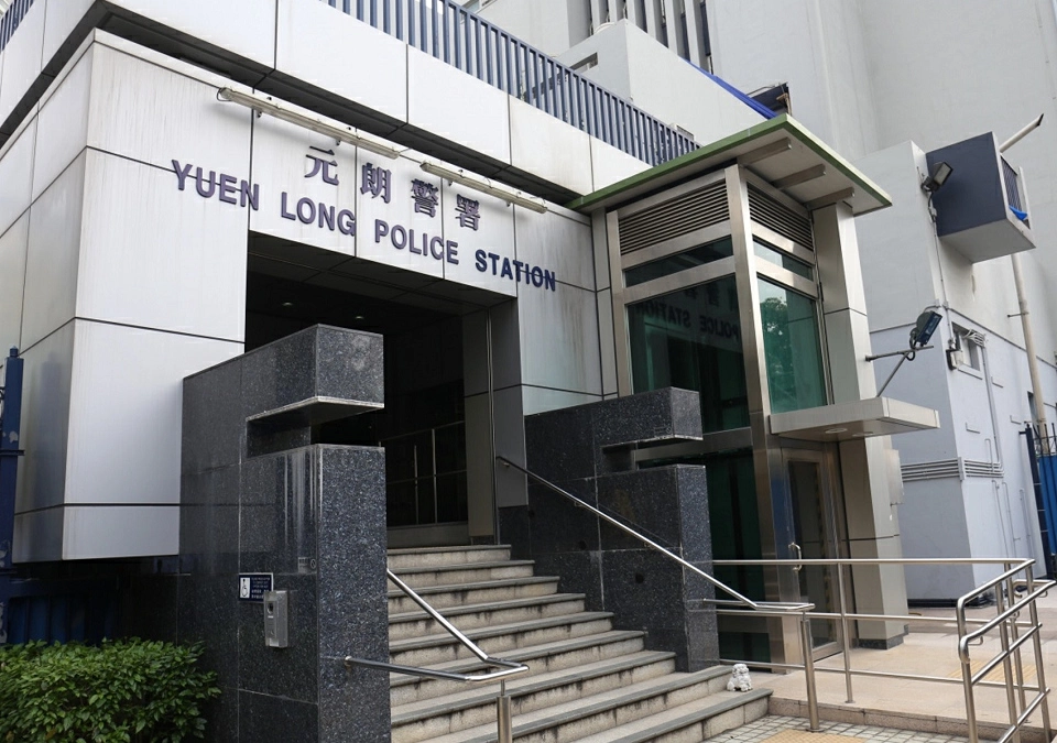 元朗的士遭擋路無法開車 司機求讓路遭圍毆頭破血流