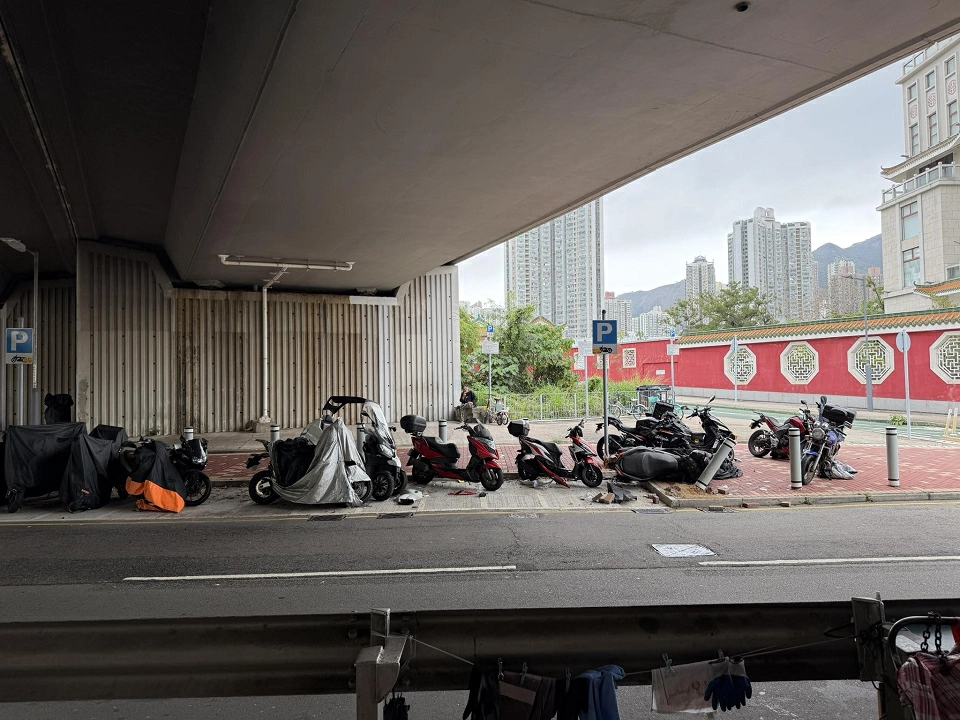 屯門疑車輛失控剷上停車位 13輛電單車捱撞東歪西倒