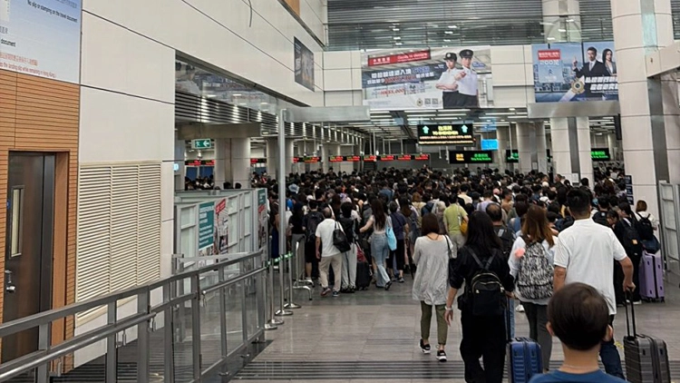 入境處：截至早上10時 本港逾24萬人次出境