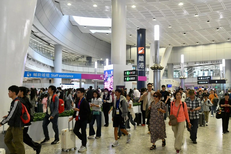 有片丨復活節清明節長假期展開 西九龍高鐵站人頭湧湧