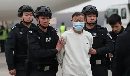 一名涉嫌貸款詐騙犯罪嫌疑人被押解回國 