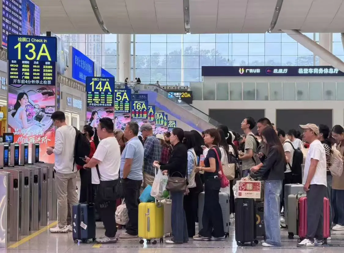 加開夜間高鐵217列     深圳鐵路滿負荷保障清明假期出行