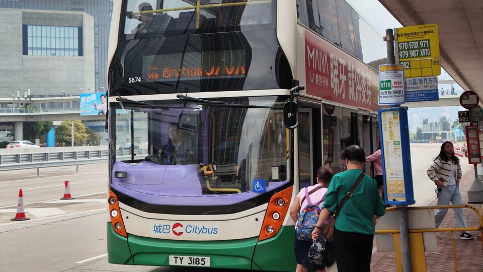 「兩蚊兩折」新措施今起生效 大部分長者支持政府做法