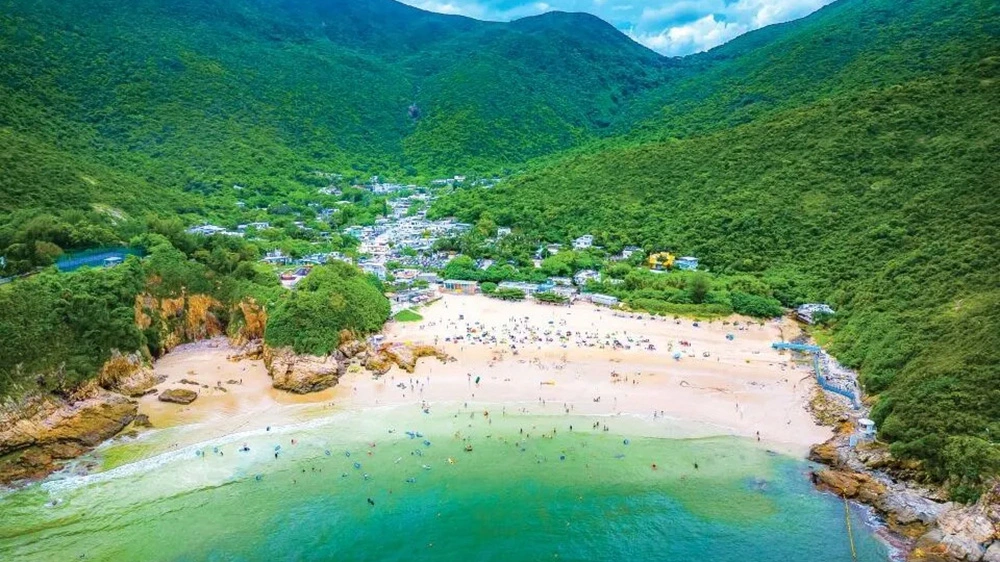 港島南區大浪灣泳灘懸掛紅旗