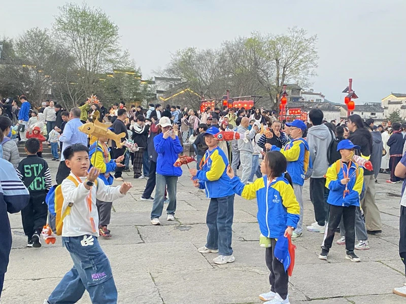 皖徽州區：「萌娃」魚貫而入  呈坎貼心守護