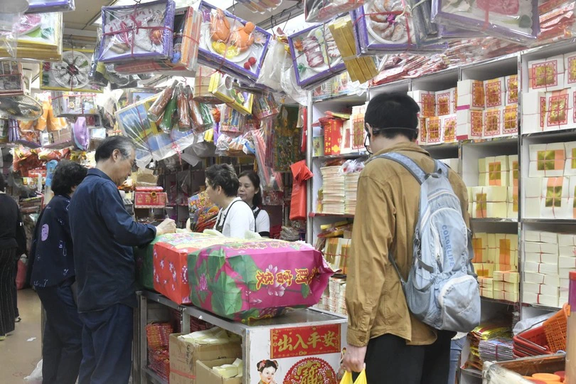 清明節正日 孝子賢孫冒黃雨購買祭品拜祭先人