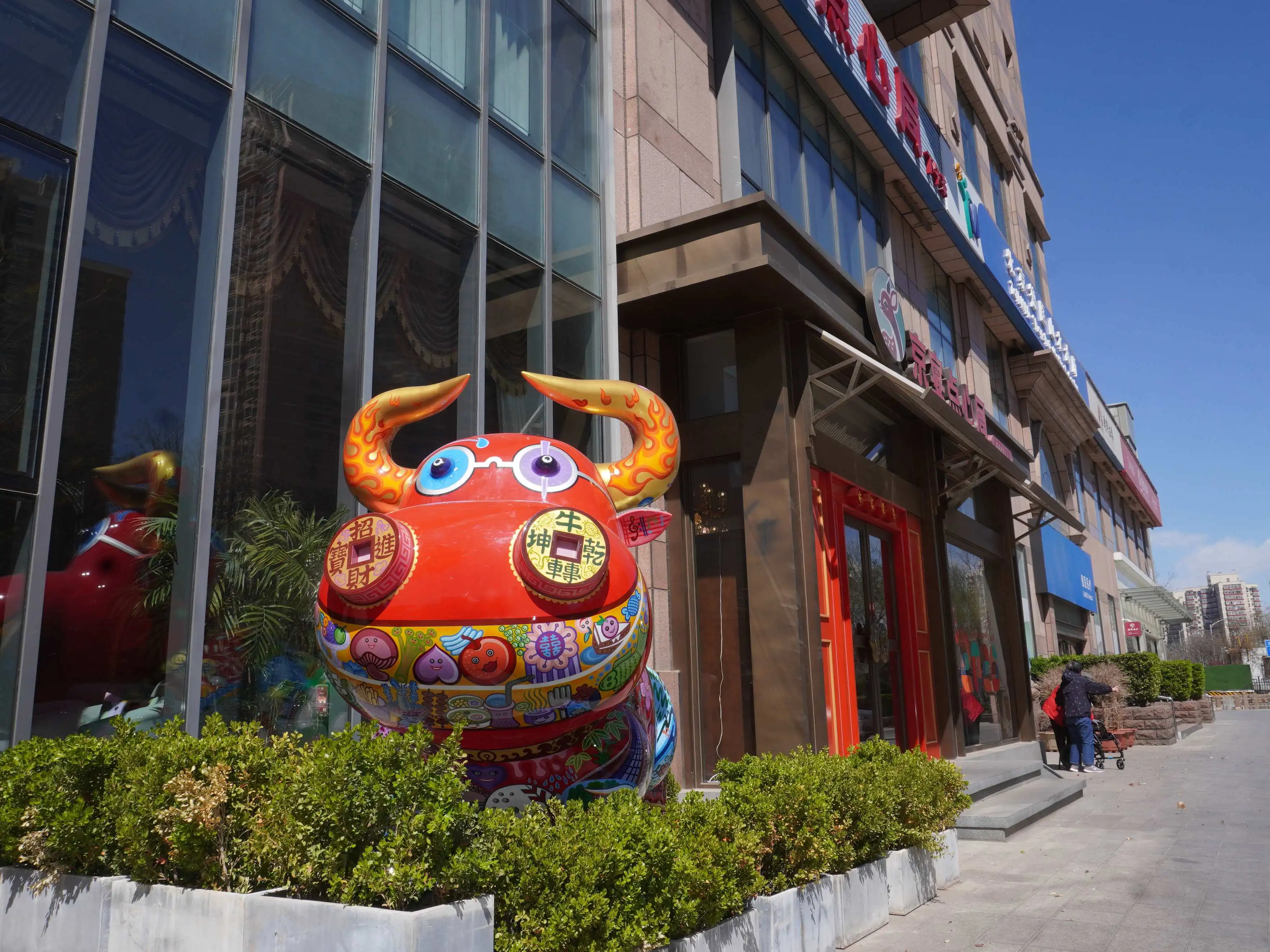 以藝為橋聚文脈  食藝相融煥新顏——台灣洪易雕塑亮相京宴三環里  點亮京城清明文化打卡新地標