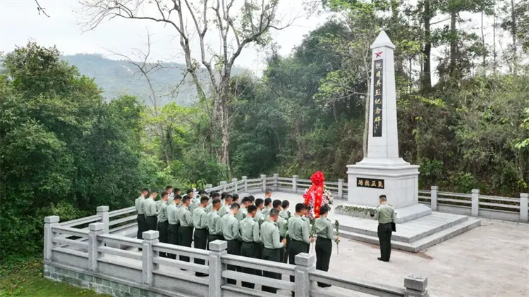 駐港部隊開展瞻仰祭掃活動 深切緬懷抗日英烈