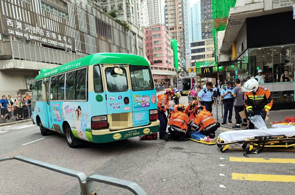 西灣河女子遭小巴撞倒昏迷 急救回復清醒送院
