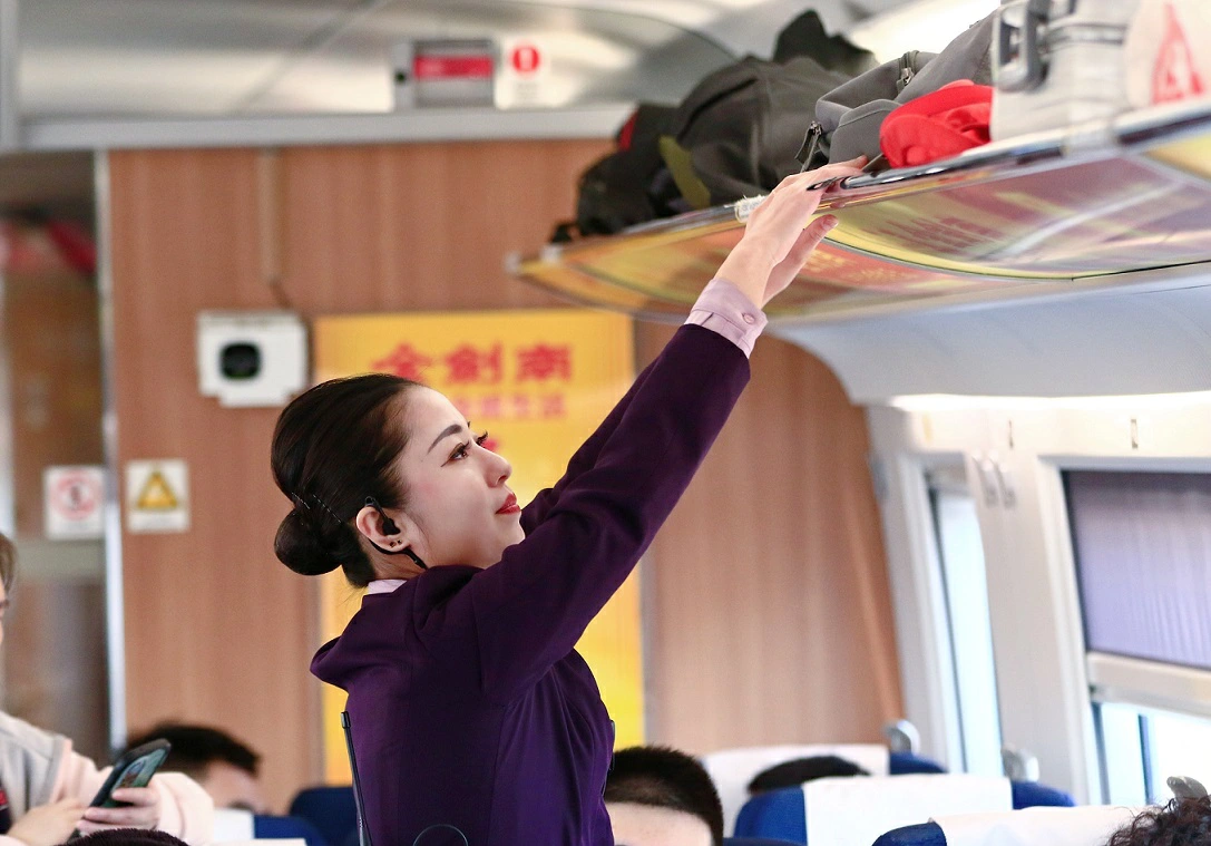 細節暖人心 服務顯擔當——記高鐵乘務員王俏懿清明溫情守護之旅