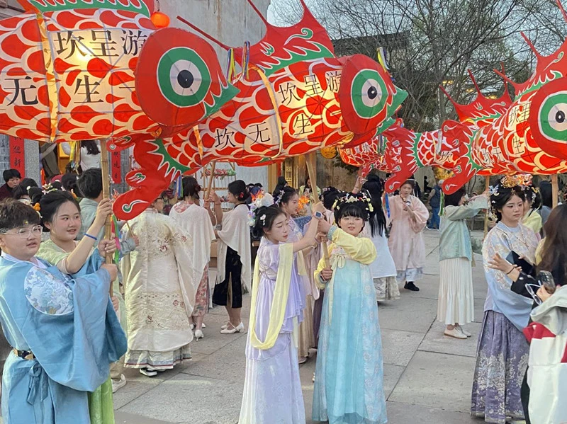 黃山市徽州區：呈坎古村志願紅成風景線 親子游持續熱火