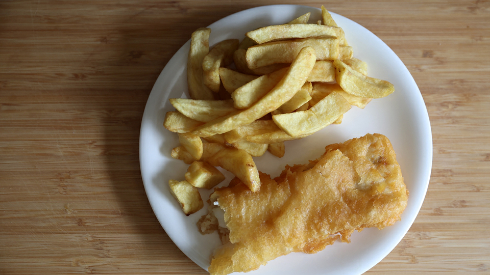 中東戰事持續令各項成本飆升 英國炸魚薯條店經營承壓