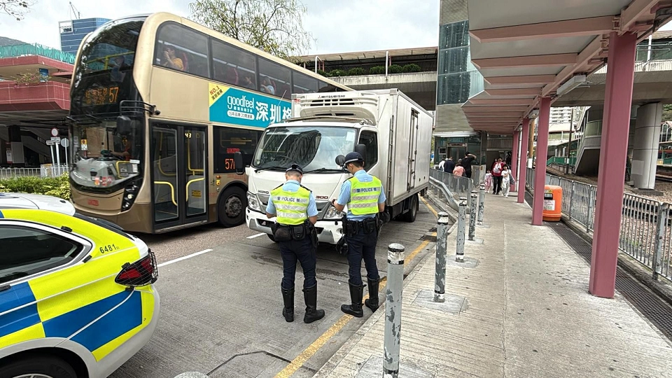 貨車屯門公路飆速穿插 六旬司機涉危駕被捕