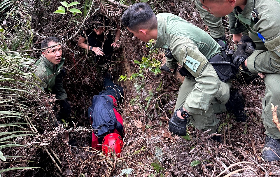 失蹤老翁被困坑洞 救援人員尋獲救起送院