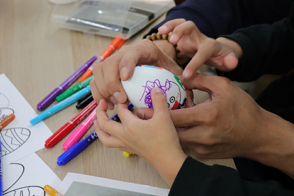 在囚爸爸展父愛 偕子女繪復活節彩蛋