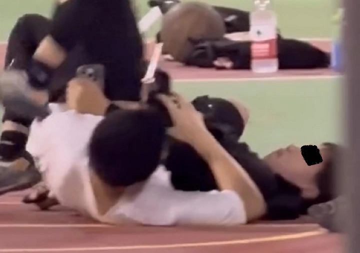 有片〡兩少年球場動武扭打 持利刀鐵蓮花對峙