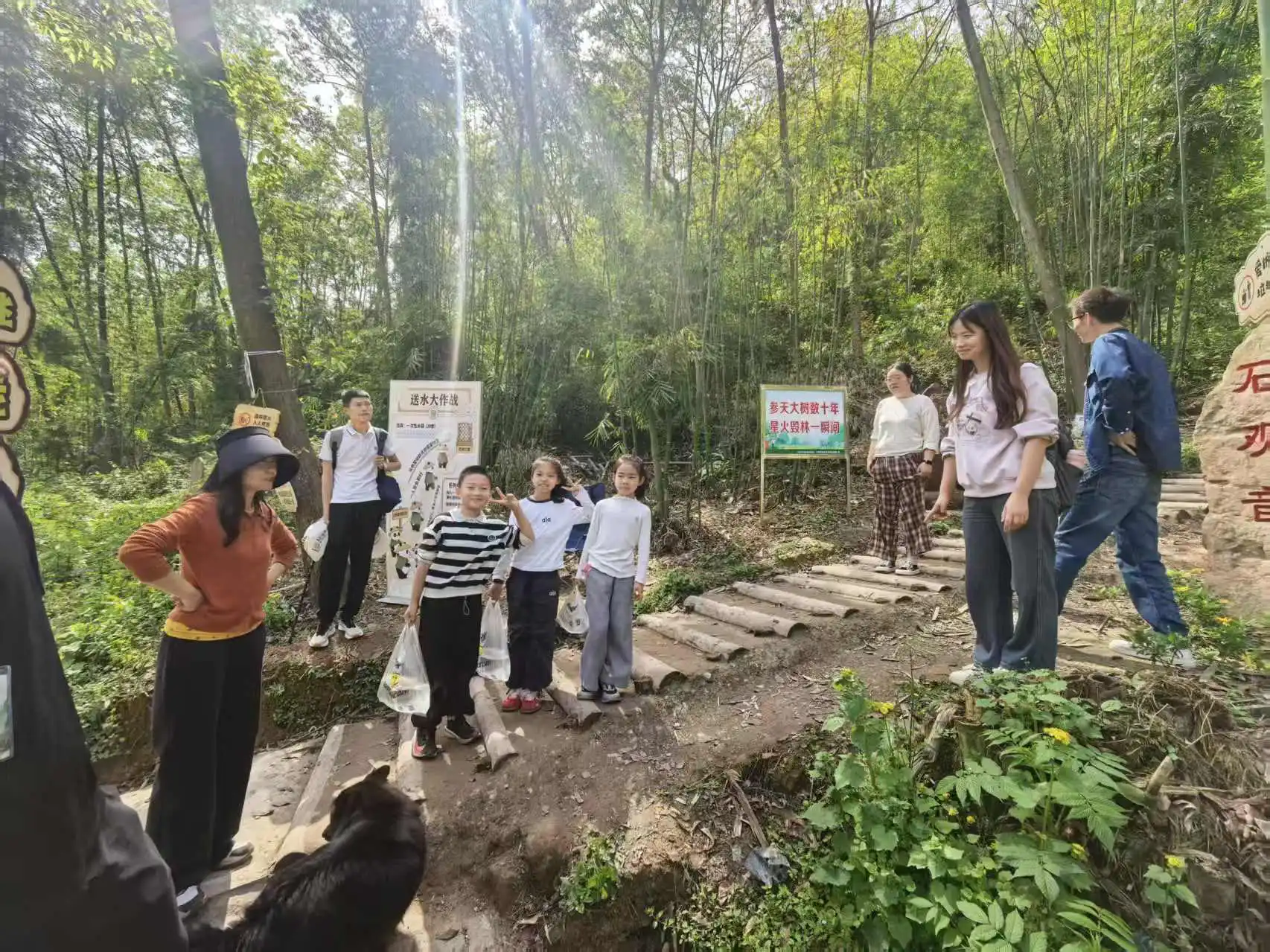 登山遊客化身環保清潔官 四川什邡寶蓮山步道活動超千人打卡