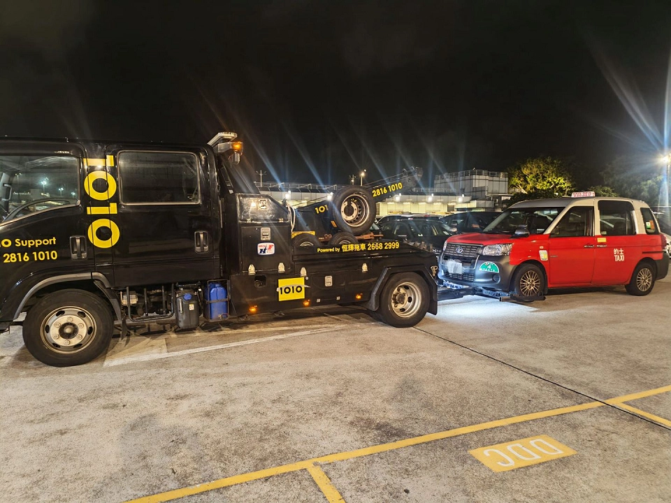 警方大嶼山打擊的士違規 拘一司機涉收高速費用