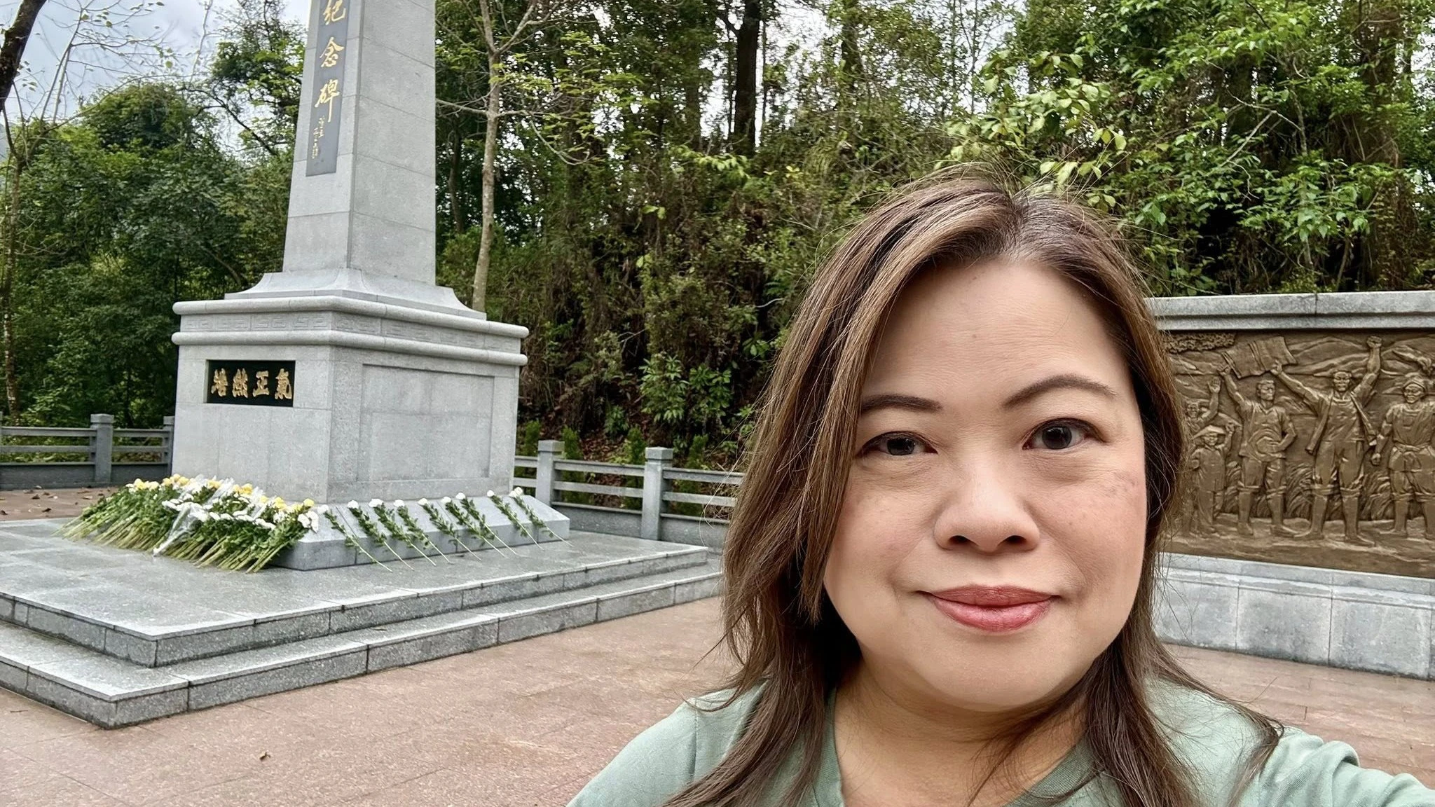 清明節翌日羅淑佩到烏蛟騰抗日英烈紀念碑致敬