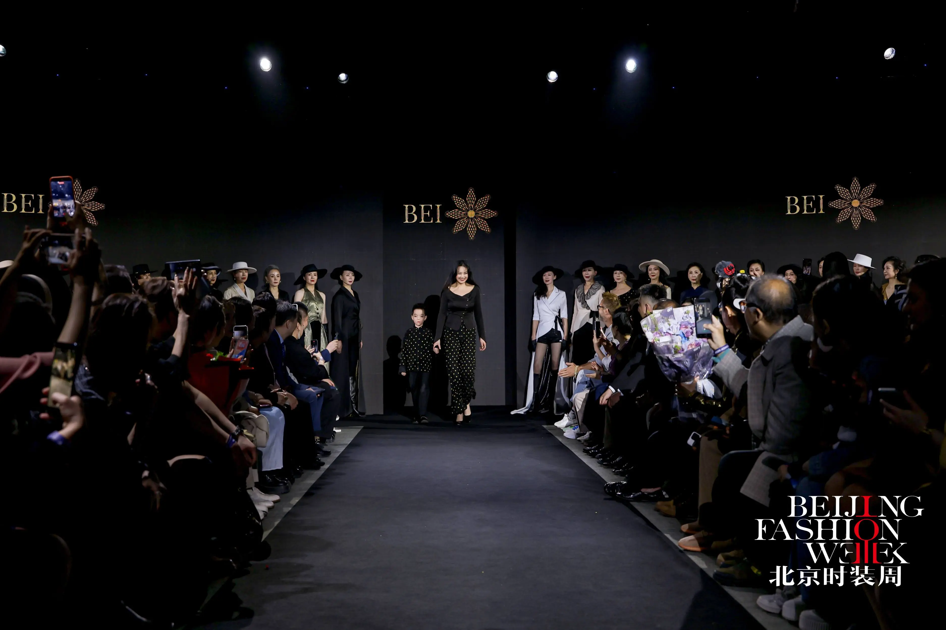 旅法設計師陳蓓攜BEI品牌「騎士與繆斯」首秀北京時裝周 以服飾為媒傳遞女性力量